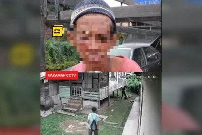 Rakaman CCTV memaparkan seorang remaja lelaki berbaju hitam dipercayai menyerang mangsa.