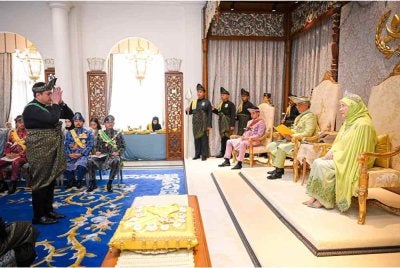 Mohamad Nizar dilantik sebagai Orang Kaya Indera Shahbandar ada Istiadat Pengurniaan Darjah-Darjah Kebesaran dan Pingat-Pingat Negeri Pahang Darul Makmur sempena Memuliakan Ulang Tahun Hari Keputeraan Ke-67 Kebawah Duli Paduka Baginda Sultan Pahang di Istana Abdulaziz, Kuantan. Foto FB Nizar