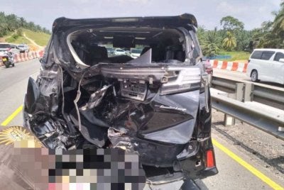 Motosikal ditunggangnya hilang kawalan lalu merempuh Toyota Vellfire milik wanita warga Singapura berusia 32 tahun yang berada di laluan kanan.