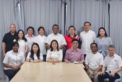 Nie Ching (tengah) bersama ahli jawatankuasa DAP Johor selepas mesyuarat di Kulai pada petang Ahad.