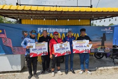 Amran (dua dari kanan) bergambar bersama para pemenang Pertandingan Memancing Sempena Bulan Kemerdekaan 2026 di Pantai Teluk Kerang.
