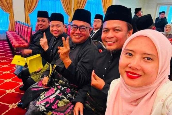 Mohd Asna (dua dari kanan) bersama ADUN yang mengangkat sumpah.