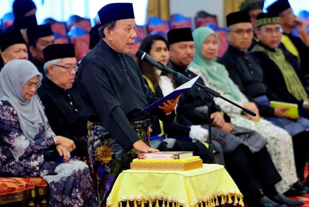 Ahli Dewan Undangan Negeri (DUN) Juasseh Datuk Ismail Lasim mengangkat sumpah jawatan Menteri Besar Negeri Sembilan yang baharu pada Ahad. Foto Bernama 
