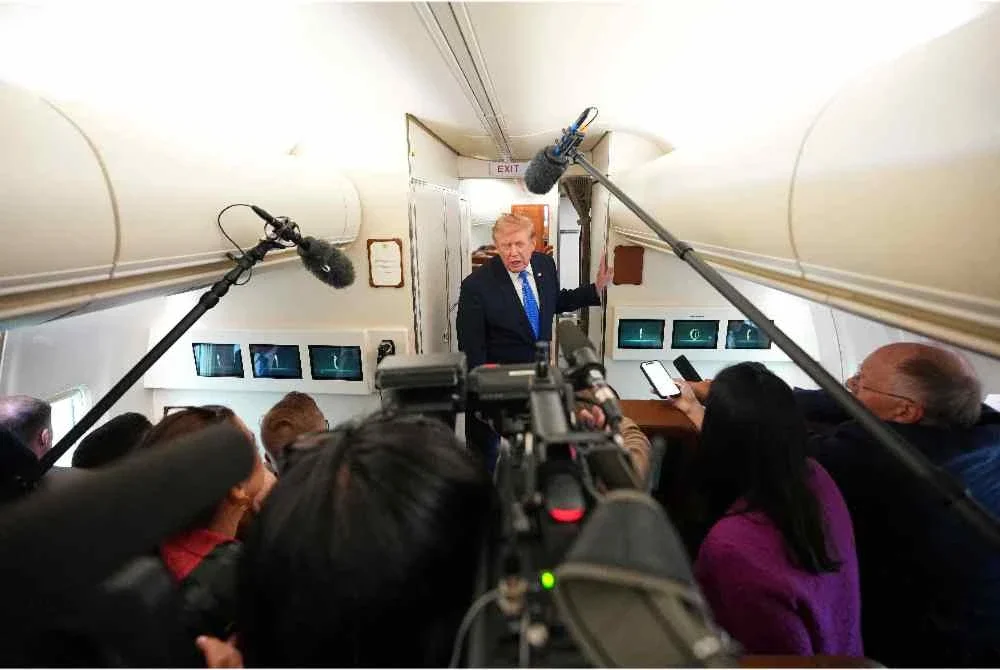 Trump ketika bercakap kepada pemberita di dalam pesawat Air Force One. FOTO: AFP