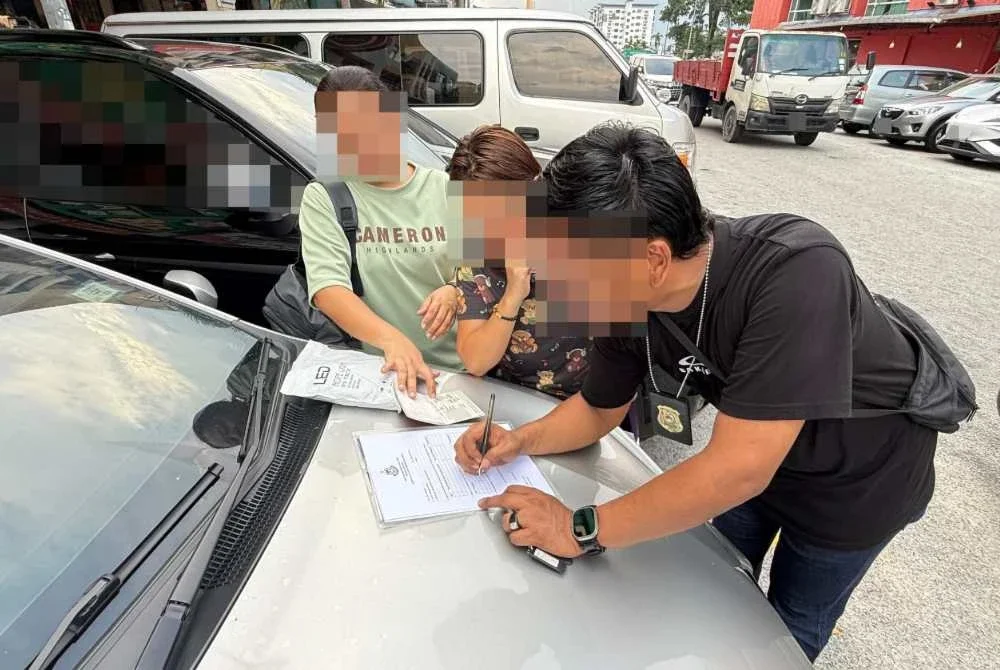 Antara individu yang ditahan JIM dalam operasi khas di Bandar Mahkota Cheras pada Sabtu.