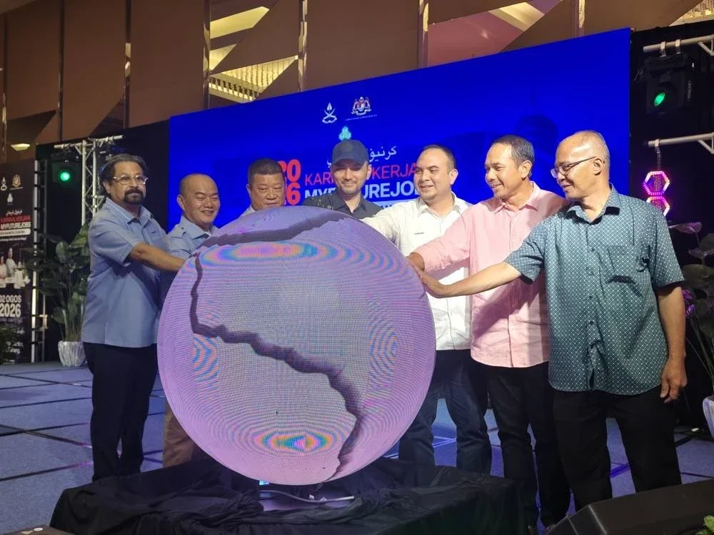 Khairul Firdaus (empat dari kiri) dan Ahmad Farhan (tiga dari kanan) melancarkan Karnival MYFutureJobs Indera Mahkota di SSASICC, di Kuantan pada Ahad.