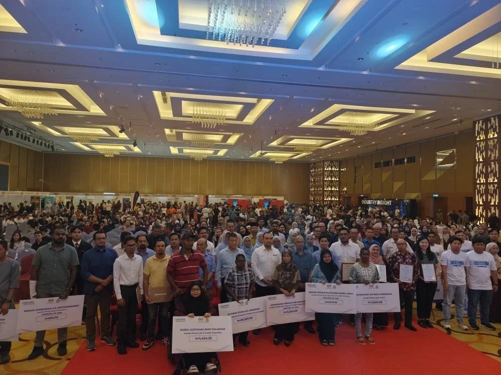 Orang ramai yang hadir selepas melancarkan Karnival MYFutureJobs Indera Mahkota di Sultan Ahmad Shah International Convention Centre (SASICC) di sini pada Ahad. Foto Sinar Harian
