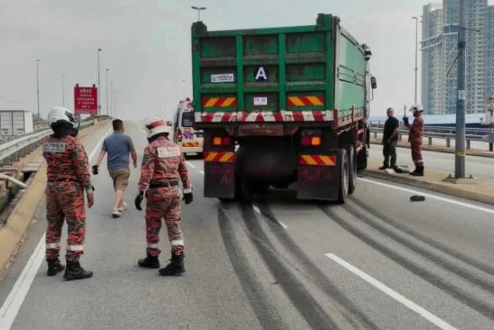 Anggota bomba sedang menjalankan kerja-kerja menyelamat di lokasi kejadian. Foto: JBPM Pulau Pinang