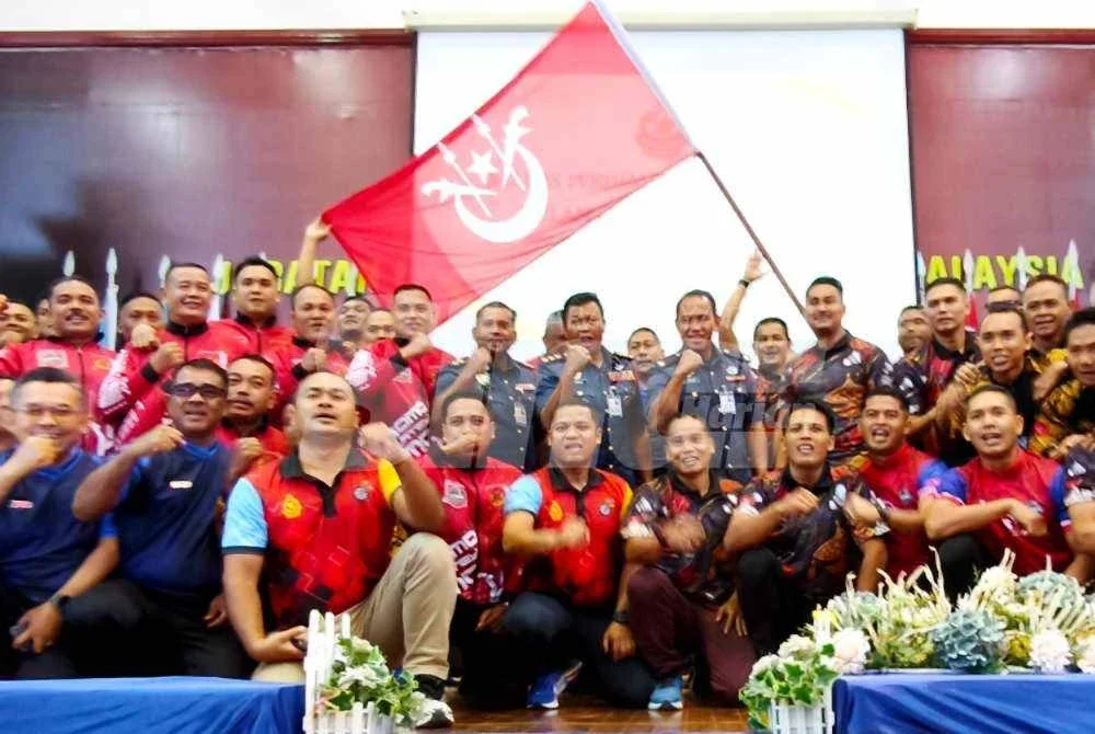 Sebahagian daripada Kontinjen Kejohanan SUKBOM 2026 menerima penyerahan bendera negeri pada Perhimpunan Bulanan JBPM Kelantan di Kota Bharu pada Isnin.