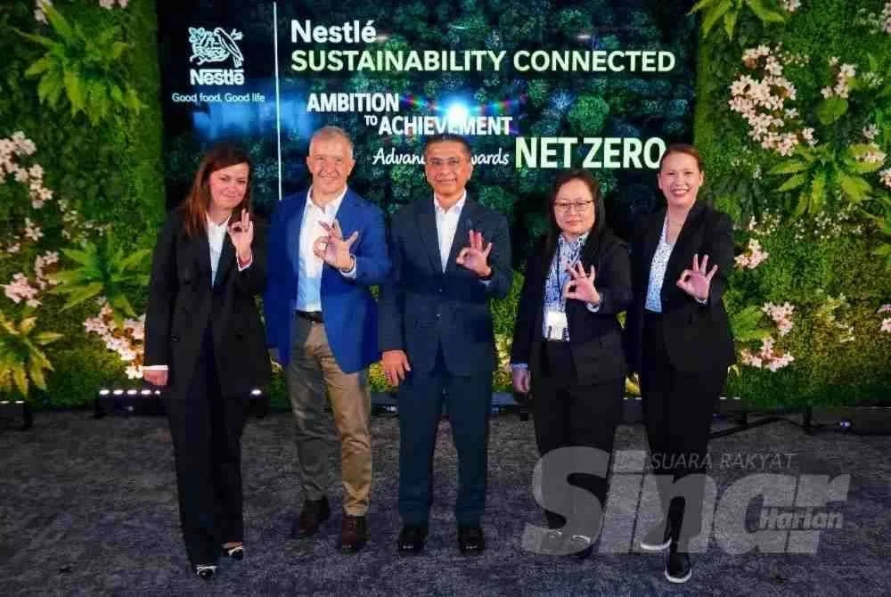 (Dari kiri) Katarzyna Grzybowska, Juan Aranols dan Syed Ibrahim bergambar pada program Nestle Sustainability Connected. FOTO: MOHD HALIM ABDUL WAHID