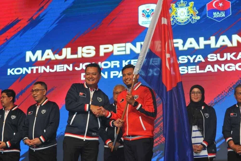 Pengerusi Jawatankuasa Belia, Sukan, Pembangunan Usahawan dan Koperasi Johor, Mohd Hairi Mad Shah, menyerahkan bendera Johor kepada atlet negeri itu yang akan bertanding pada SUKMA Selangor dari 15 hingga 24 Ogos.