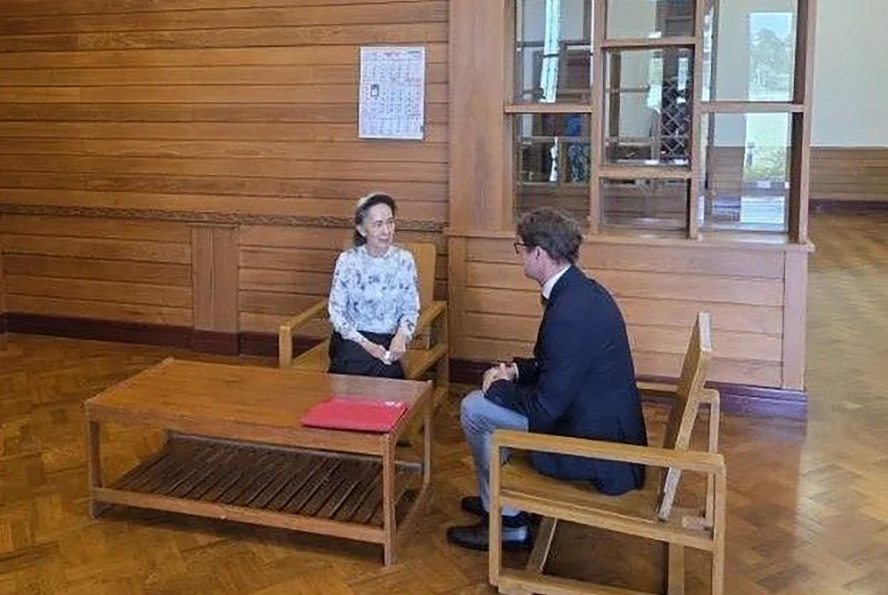 Suu Kyi (kiri), bertemu Baecque di Naypyidaw.