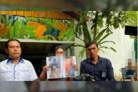 Ibu kepada bayi berusia lapan bulan yang didakwa dijual oleh bapa kandungnya di Jambi hadir bersama peguamnya ketika memberi kenyataan kepada media. Foto: DetikSumbagsel