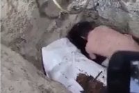 Pihak berkuasa ketika menjalankan siasatan di lokasi. Foto Statesman