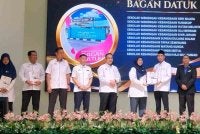 Salmah (tiga dari kanan) menyerahkan Surat Prakarsa Peningkatan Mutu Sekolah kepada Pengetua Sekolah Menengah Kebangsaan Hutan Melintang, Uzairi Ibrahim sempena Majlis Penyerahan Surat Prakarsa Peningkatan Mutu Sekolah Bawah Reformasi Sekolah sempena Pelaksanaan Rancangan Pendidikan Malaysia 2026-2035 di Dewan Serbaguna JPN Perak di sini pada Isnin.