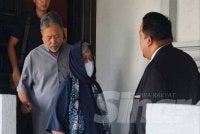 Asnida (kiri) berbincang bersama peguamnya di luar Mahkamah Sesyen Kuala Lumpur pada Isnin.