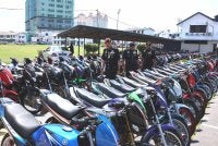 Mohd Khairi (kiri) menunjukkan antara motosikal yang disita atas pelbagai kesalahan sepanjang dua hari penganjuran himpunan RXZ Members 8.0 di Kuala Nerus, pada Jumaat dan Sabtu lalu.