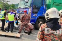 Seorang lelaki maut selepas tersepit di bawah sebuah lori 10 tan dalam kemalangan jalan raya di jejambat Jalan Bukit Tengah, Bukit Mertajam pada Isnin. Foto: JBPM Pulau Pinang 