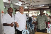 Kim Swee ketika bertemu dengan pengundi bagi mengucapkan terima kasih ke atas kemenangannya di kedai makan Kampung Baru Tampin pada Isnin.