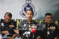 Mohd Khairi (tengah) ketika sidang akhbar di Ibu Pejabat Polis Kontinjen (IPK) Terengganu pada Isnin. 
