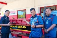 Farhan Sufyan (dua,kanan) menerima penyerahan bot dari Pusat Reintegrasi Penghuni Kuala Krai yang diwakili oleh Penguasa Penjara Jaini Ayong Rajawa (kiri) pada Perhimpunan Bulanan JBPM Kelantan di Kota Bharu pada Isnin.Foto:SINAR HARIAN/HAZELEN LIANA KAMARUDIN