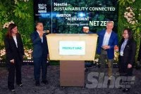 Timbalan Menteri Sumber Asli dan Kelestarian Alam, Syed Ibrahim Syed Noh (dua dari kiri) dan Ketua Pegawai Eksekutif Nestlé Malaysia, Juan Aranols (dua dari kanan) ketika melancarkan Nestle KITAR pada program Nestle Sustainability Connected di 1 Powerhouse, Bandar Utama pada Isnin. FOTO: MOHD HALIM ABDUL WAHID