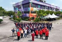 Hussamuddin (empat kiri), Farah (empat kanan), Nasir (tiga kanan) dan Akmal Eirfan (dua, kanan) bergambar bersama kakitangan Sinar Harian sempena Sambutan Ulang Tahun ke-20 Sinar Harian di hadapan Kompleks Karangkraf. Foto SINAR HARIAN- ROSLI TALIB