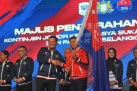 Pengerusi Jawatankuasa Belia, Sukan, Pembangunan Usahawan dan Koperasi Johor, Mohd Hairi Mad Shah, menyerahkan bendera Johor kepada atlet negeri itu yang akan bertanding pada SUKMA Selangor dari 15 hingga 24 Ogos.