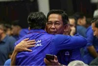 Jalaluddin ketika meraikan keputusan tidak rasmi yang memihak kepadanya ketika mengikuti perkembangan PRN Negeri Sembilan Ke-16 di Command Centre BN, Wisma UMNO Negeri Sembilan, pada Sabtu. Foto Bernama