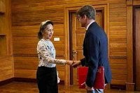 Ia merupakan pertemuan awam pertama Suu Kyi dengan pegawai asing sejak 2021.
