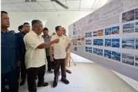 Ahmad (kanan) ketika meninjau proses pembinaan bangunan prasekolah Sekolah Kebangsaan (SK) Seri Samudera di Manjung pada Isnin.