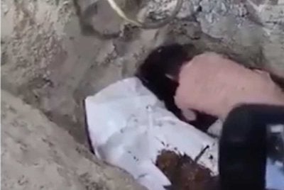 Pihak berkuasa ketika menjalankan siasatan di lokasi. Foto Statesman
