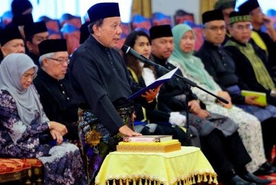 Ahli Dewan Undangan Negeri (DUN) Juasseh Datuk Ismail Lasim mengangkat sumpah jawatan Menteri Besar Negeri Sembilan yang baharu pada Ahad. Foto Bernama 