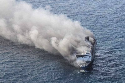Sebuah feri terbakar di perairan berhampiran Pulau Madura, Indonesia. FOTO: AFP
