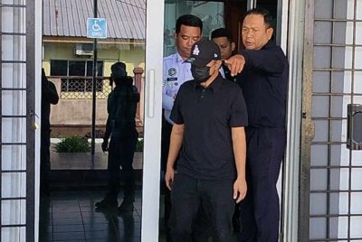 Tertuduh dibawa keluar dari Mahkamah Majistret Pekan selepas selesai pertuduhan pada Isnin.