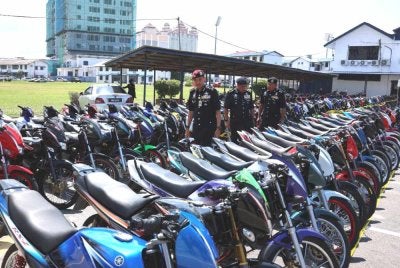 Mohd Khairi (kiri) menunjukkan antara motosikal yang disita atas pelbagai kesalahan sepanjang dua hari penganjuran himpunan RXZ Members 8.0 di Kuala Nerus, pada Jumaat dan Sabtu lalu.
