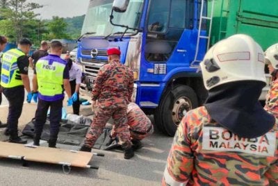 Seorang lelaki maut selepas tersepit di bawah sebuah lori 10 tan dalam kemalangan jalan raya di jejambat Jalan Bukit Tengah, Bukit Mertajam pada Isnin. Foto: JBPM Pulau Pinang 