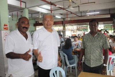 Kim Swee ketika bertemu dengan pengundi bagi mengucapkan terima kasih ke atas kemenangannya di kedai makan Kampung Baru Tampin pada Isnin.
