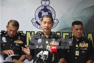 Mohd Khairi (tengah) ketika sidang akhbar di Ibu Pejabat Polis Kontinjen (IPK) Terengganu pada Isnin. 