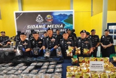 Jauteh (depan, tengah) menunjukkan dadah yang dirampas dalam sidang akhbar di IPD Semporna.