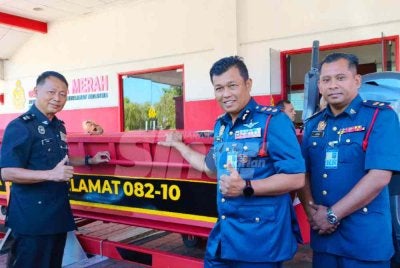 Farhan Sufyan (dua,kanan) menerima penyerahan bot dari Pusat Reintegrasi Penghuni Kuala Krai yang diwakili oleh Penguasa Penjara Jaini Ayong Rajawa (kiri) pada Perhimpunan Bulanan JBPM Kelantan di Kota Bharu pada Isnin.Foto:SINAR HARIAN/HAZELEN LIANA KAMARUDIN
