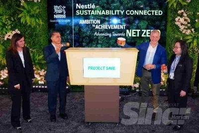 Timbalan Menteri Sumber Asli dan Kelestarian Alam, Syed Ibrahim Syed Noh (dua dari kiri) dan Ketua Pegawai Eksekutif Nestlé Malaysia, Juan Aranols (dua dari kanan) ketika melancarkan Nestle KITAR pada program Nestle Sustainability Connected di 1 Powerhouse, Bandar Utama pada Isnin. FOTO: MOHD HALIM ABDUL WAHID