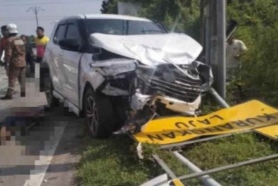 Kejadian membabitkan dua buah kereta dan dua buah motosikal pada Ahad. Foto tular