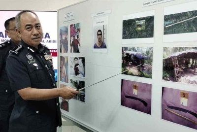 Mohd Alwi menunjukkan gambar lokasi persembunyian suspek yang berjaya ditembak mati dalam satu operasi tangkapan di Ijok, Selama, Ahad lalu.