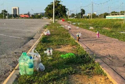 Antara sampah dan sisa makanan yang ditinggalkan di sekitar jambatan angkat, Kuala Terengganu.