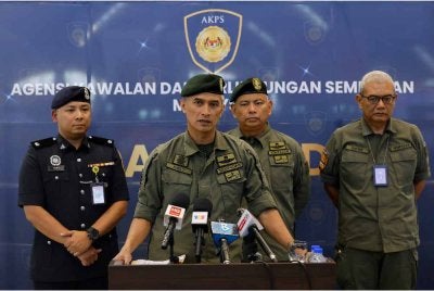 Ketua Pengarah Agensi Kawalan dan Perlindungan Sempadan Malaysia (AKPS), Datuk Seri Mohd Shuhaily Mohd Zain bercakap pada sidang media di Lapangan Terbang Antarabangsa Kuala Lumpur (KLIA) hari ini. Foto BErnama