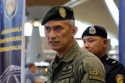 Mohd Shuhaily bercakap pada sidang media di Lapangan Terbang Antarabangsa Kuala Lumpur (KLIA) pada Isnin. Foto Bernama