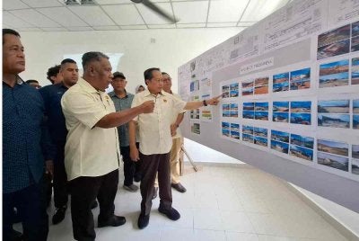 Ahmad (kanan) ketika meninjau proses pembinaan bangunan prasekolah Sekolah Kebangsaan (SK) Seri Samudera di Manjung pada Isnin.