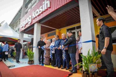 Abang Johari yang turut diiringi Nancy menyempurnakan perasmian Anjung Kasih Hospital Bintulu pada Isnin.