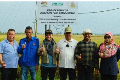 Menteri Pertanian dan Keterjaminan Makanan,Datuk Seri Mohamad Sabu (tiga dari kanan) dan Ketua Pegawai Eksekutif Kumpulan PKPS, Datuk Wira Dr Mohamad Khairil Mohamad Razi (empat dari kanan)